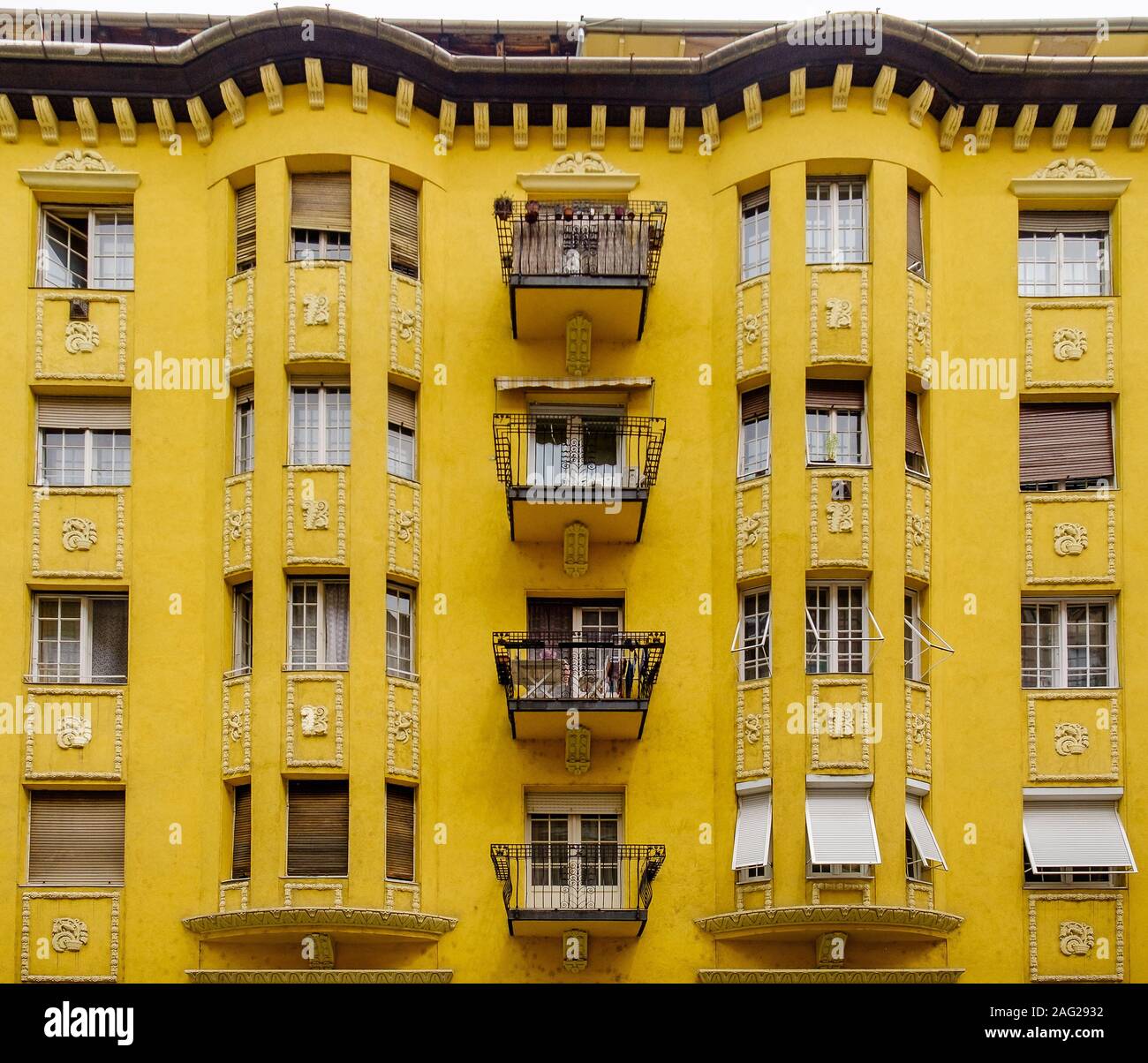 Budapest, Ungheria, ago 2019, vista della parte superiore di un edificio di colore giallo Foto Stock