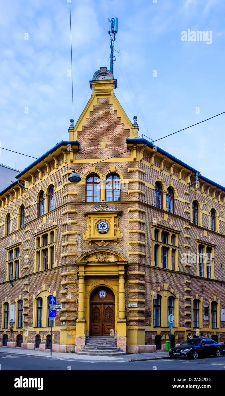 Budapest, Ungheria, ago 2019, vista dalla strada di uno degli edifici del servizio nazionale di ambulanza DG Foto Stock
