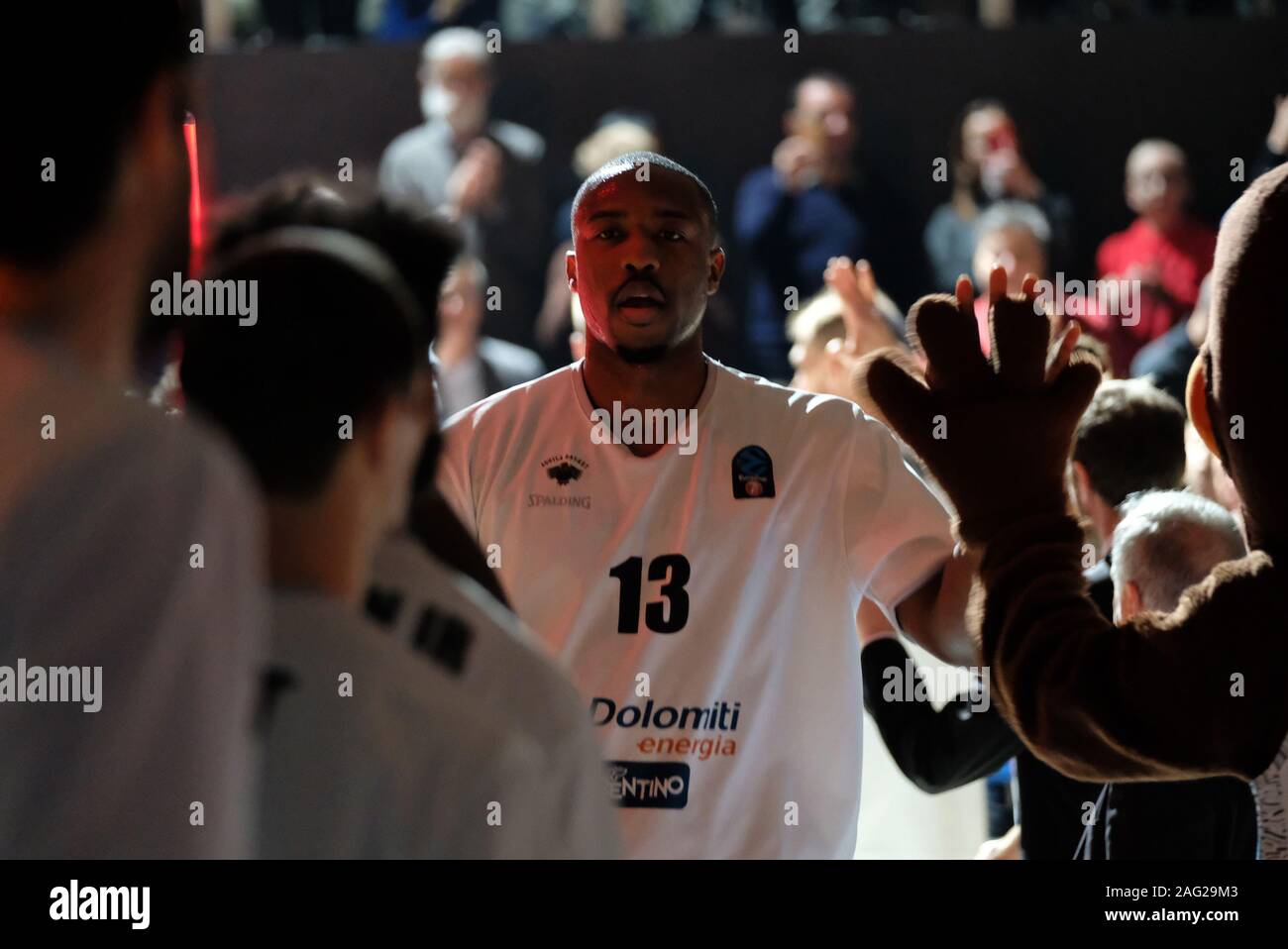 Trento, Italia, 17 dic. 2019, Justin knox (13) dolomiti energia trentino durante il Dolomiti Energia Trento vs Unicaja Malaga - Basket campionato EuroCup - Credit: LPS/Roberto Tommasini/Alamy Live News Foto Stock