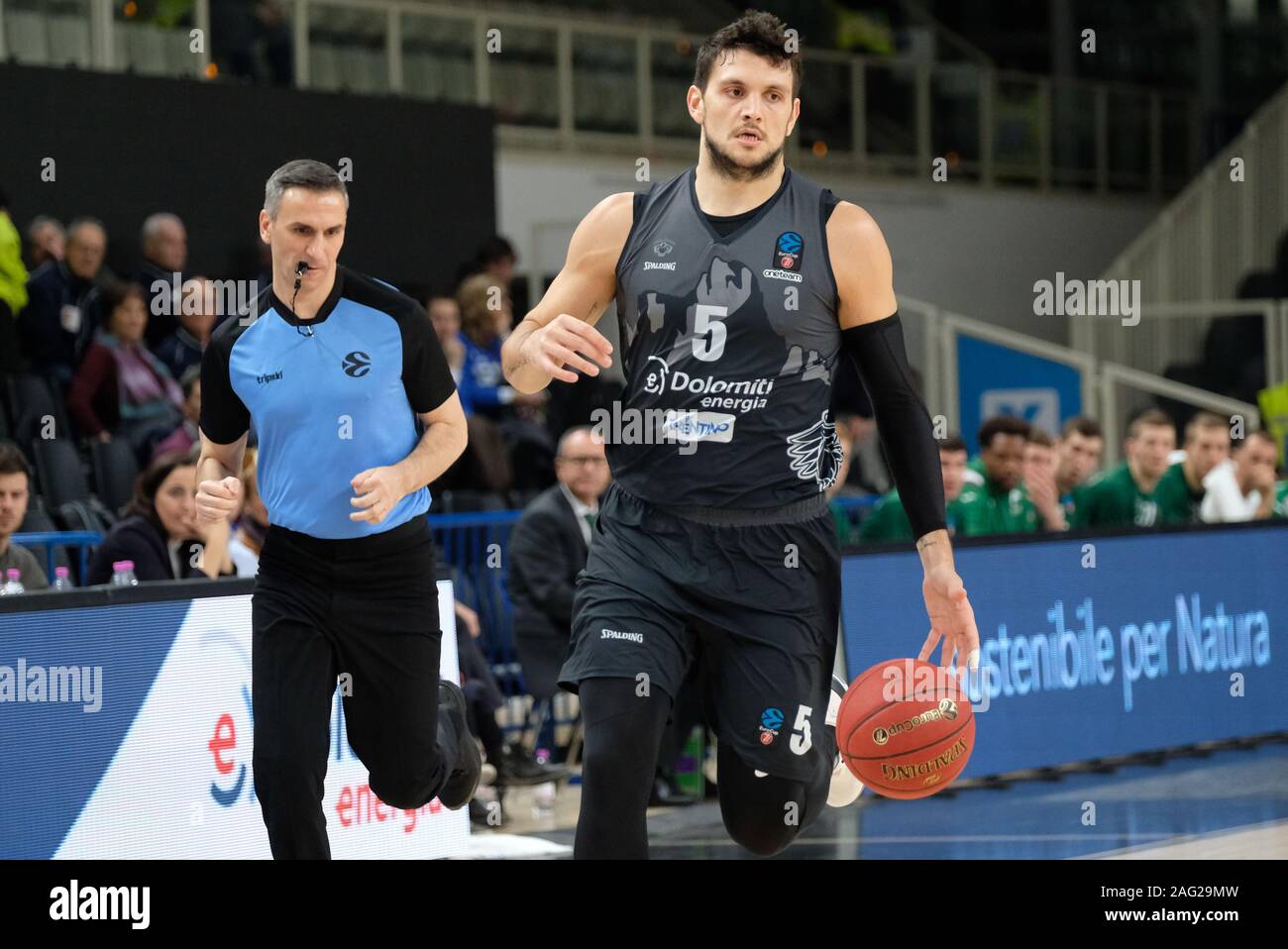 Trento, Italia, 17 dic. 2019, Alessandro gentile (5) dolomiti energia trentino durante il Dolomiti Energia Trento vs Unicaja Malaga - Basket campionato EuroCup - Credit: LPS/Roberto Tommasini/Alamy Live News Foto Stock