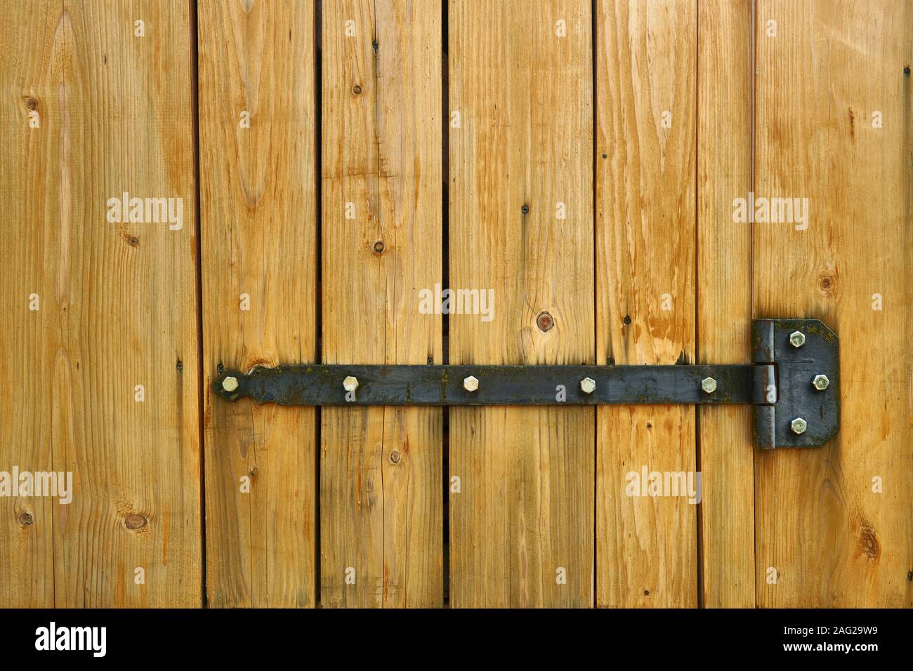 Dispositivo di chiusura in ferro e legno giallo closeup gate sul ranch house per lo sfondo o texture Foto Stock