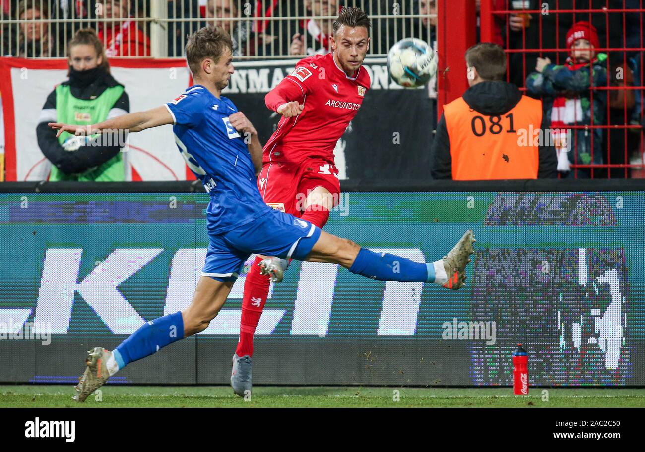 Berlino, Germania. Xvii Dec, 2019. Calcio: Bundesliga, 1° FC Union Berlin - 1899 Hoffenheim, xvi giornata, stadio presso la Alte Försterei. Stefan Posch (l)da TSG Hoffenheim combatte contro Marcus Ingvartsen da Berlino per la palla. Credito: Andreas Gora/dpa - NOTA IMPORTANTE: In conformità con i requisiti del DFL Deutsche Fußball Liga o la DFB Deutscher Fußball-Bund, è vietato utilizzare o hanno utilizzato fotografie scattate allo stadio e/o la partita in forma di sequenza di immagini e/o video-come sequenze di foto./dpa/Alamy Live News Foto Stock