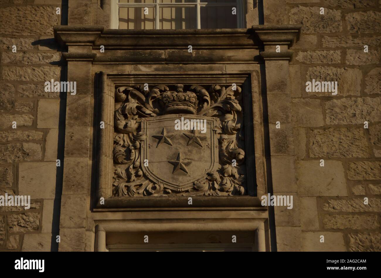 Una scultura in pietra su un edificio scozzese dello stemma del clan Sutherland. A Drummuie, Golspie, Scozia. Foto Stock