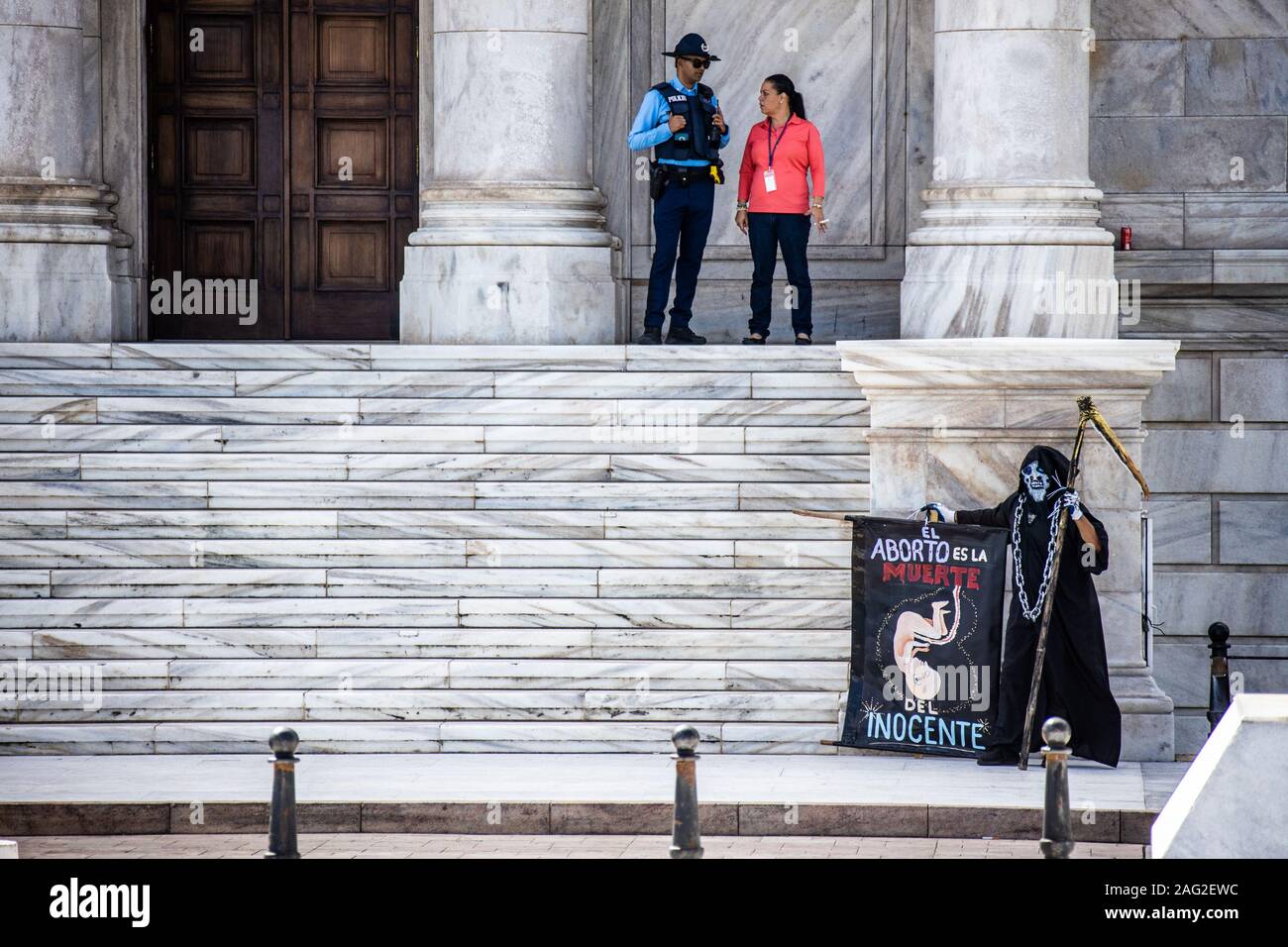 Anti-aborto protestor diritti sui gradini del Capitolio, San Juan, Puerto Rico Foto Stock