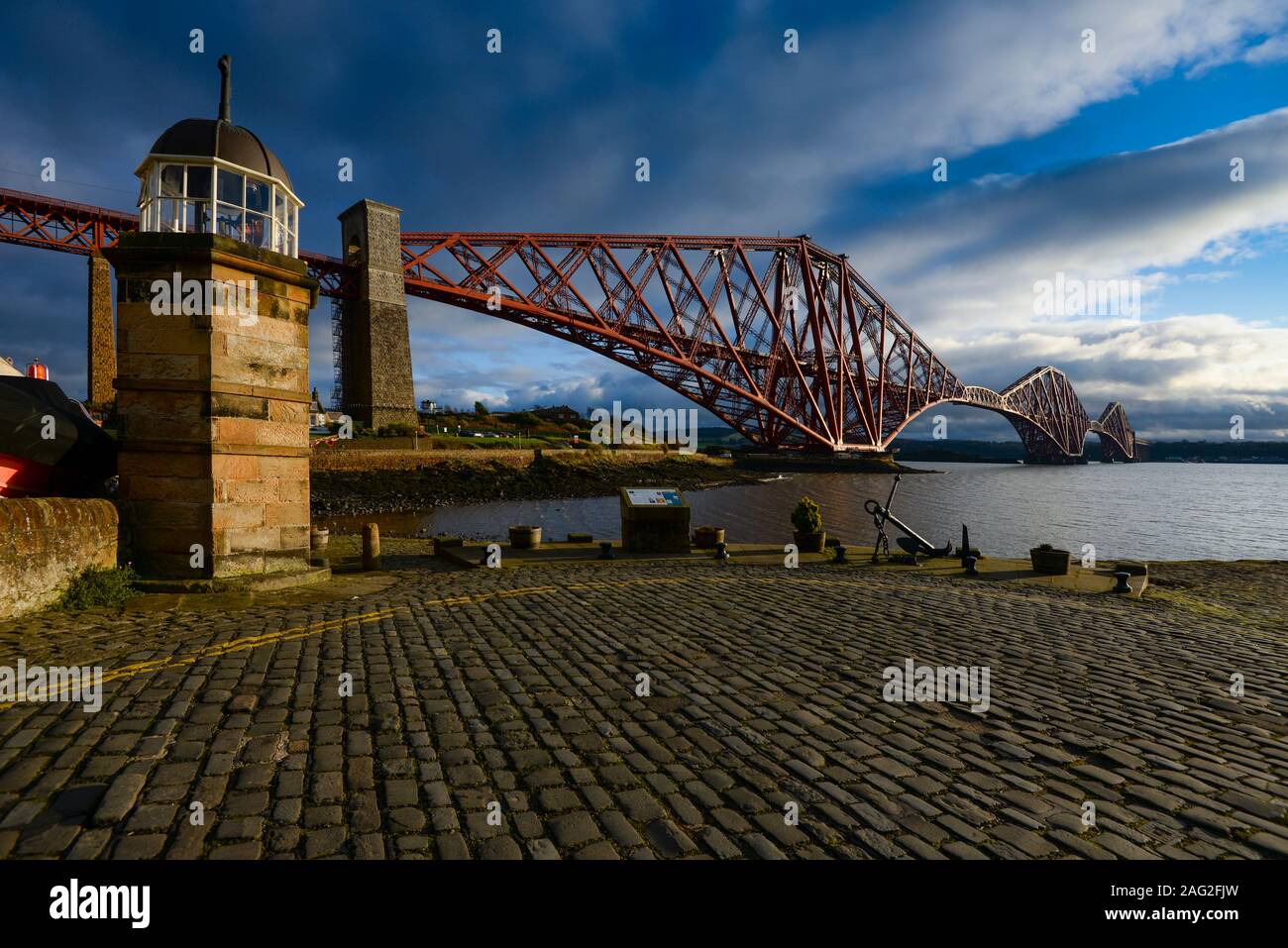 Il più piccolo al mondo faro di lavoro nel North Queensferry, a fianco di una delle meraviglie ingegneristiche del mondo il Forth Bridge. Foto Stock