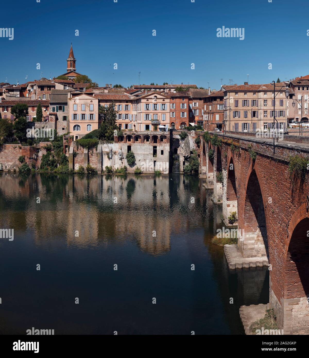 Città di Albi nel sud della Francia, città storica architettura con il vecchio ponte Pont Vieux sul fiume Tarn. Foto Stock