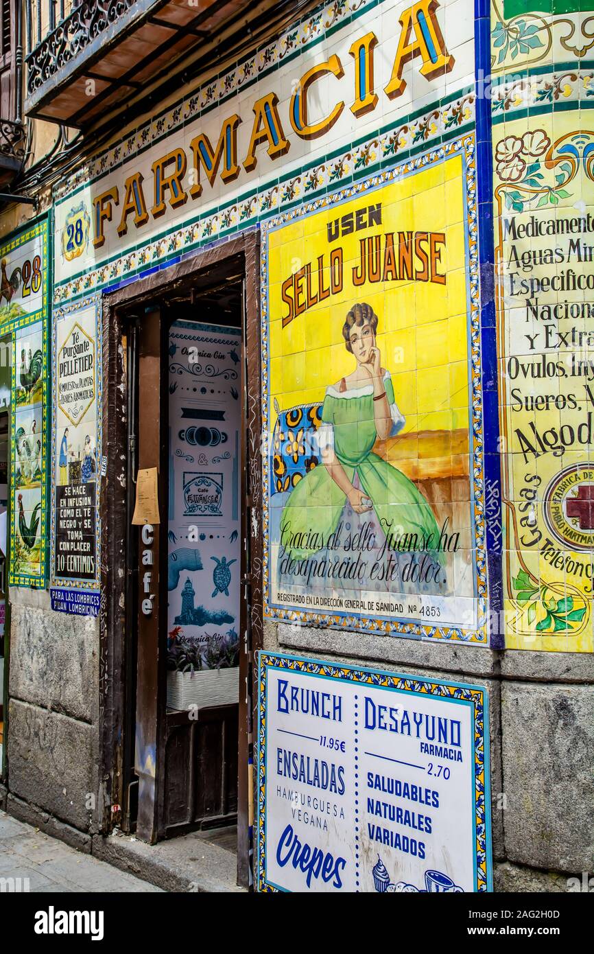 Madrid, il caratteristico quartiere di Malasana, un luogo frequentato da artisti che dipingono bellissimi murales Foto Stock