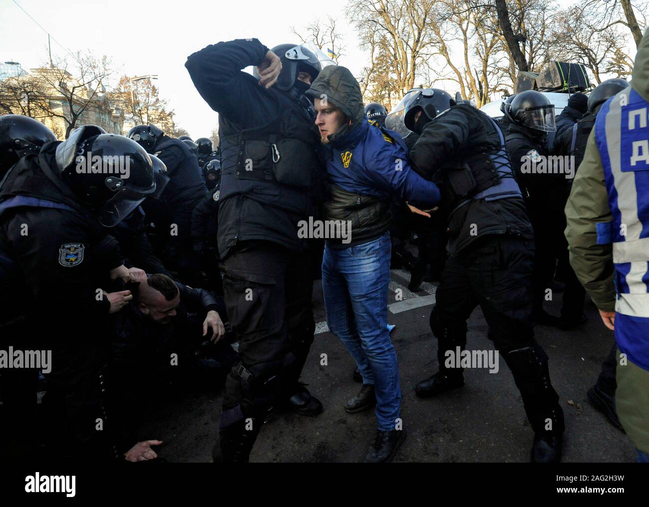 Gli ufficiali di polizia arresto di estrema destra attivisti durante la protesta contro il mercato fondiario a Kiev.scontri tra manifestanti e poliziotti si è verificata sotto l'edificio del parlamento a seguito della manifestazione contro il mercato fondiario, Legge esecutori smantellato le tende dei manifestanti, e in risposta alla loro pietre e mezzi improvvisati di attivisti è volato a. Sotto l'edificio della Verkhovna Rada a causa di scontri, polizia arrestati 26 persone e 17 agenti di polizia sono stati feriti, due delle quali sono state adottate in ospedale. È stato inoltre riferito circa i manifestanti feriti. Foto Stock