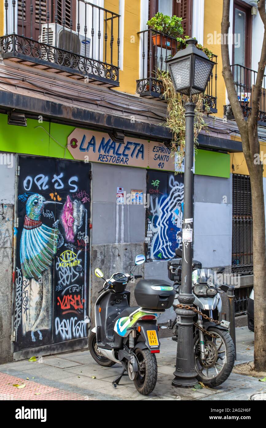 Madrid, il caratteristico quartiere di Malasana, un luogo frequentato da artisti che dipingono bellissimi murales Foto Stock