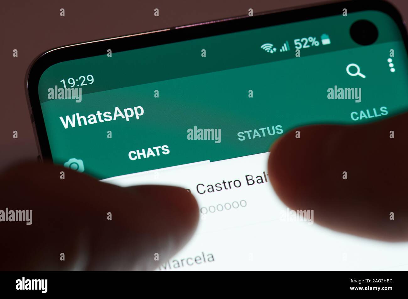 New york, Stati Uniti d'America - 17 dicembre 2019: Utilizzando whatsapp messenger app sulla schermata dello smartphone vicino la vista Foto Stock