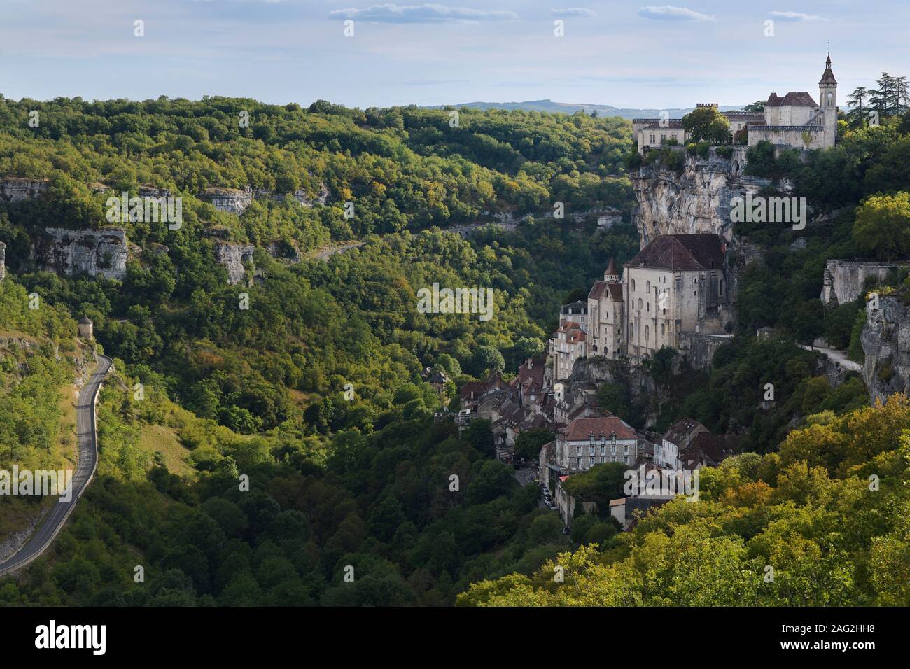 Rocamadour, medievale cittadina francese costruito in un lato di una rupe in sacco, parte sud-ovest della Francia. Rocamador, diurno paesaggio paesaggio. Il sud della Francia trave Foto Stock