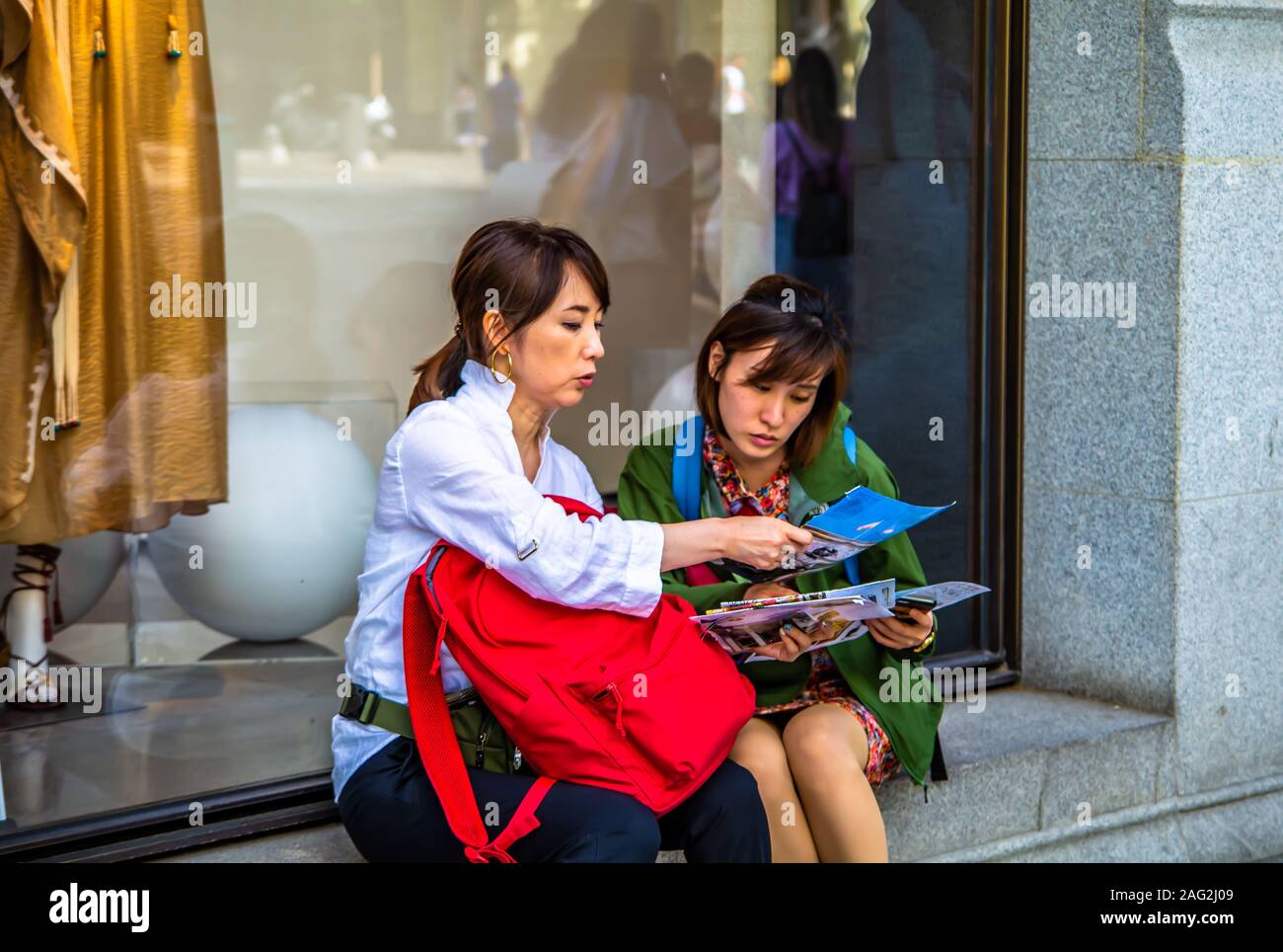 A piedi attorno a Madrid si possono incontrare tante belle persone di ogni razza, provenienti da tutto il mondo Foto Stock