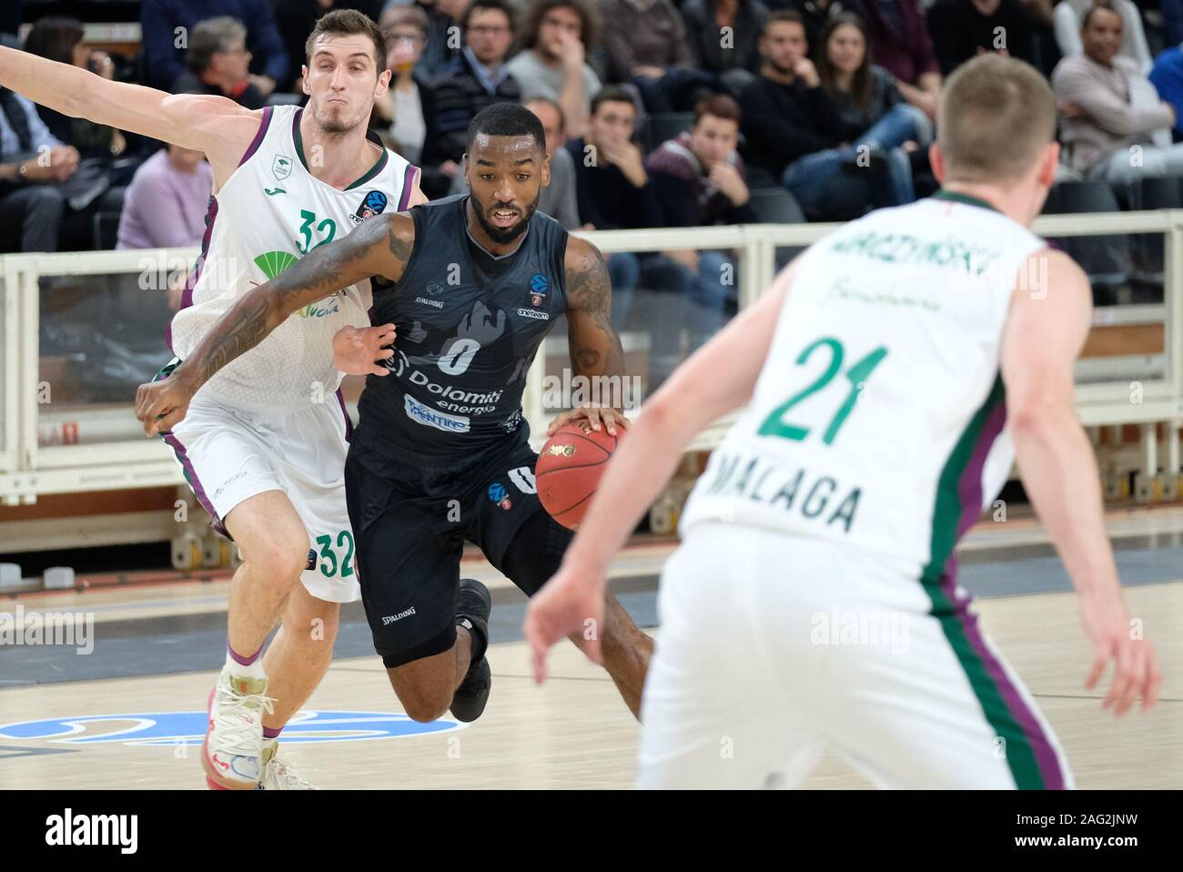 Trento, Italia, 17 dic. 2019, rashard kelly (0) dolomiti energia trentino - ruben guerrero (32) club balocesto unicaja malaga durante il Dolomiti Energia Trento vs Unicaja Malaga - Basket campionato EuroCup - Credit: LPS/Roberto Tommasini/Alamy Live News Foto Stock