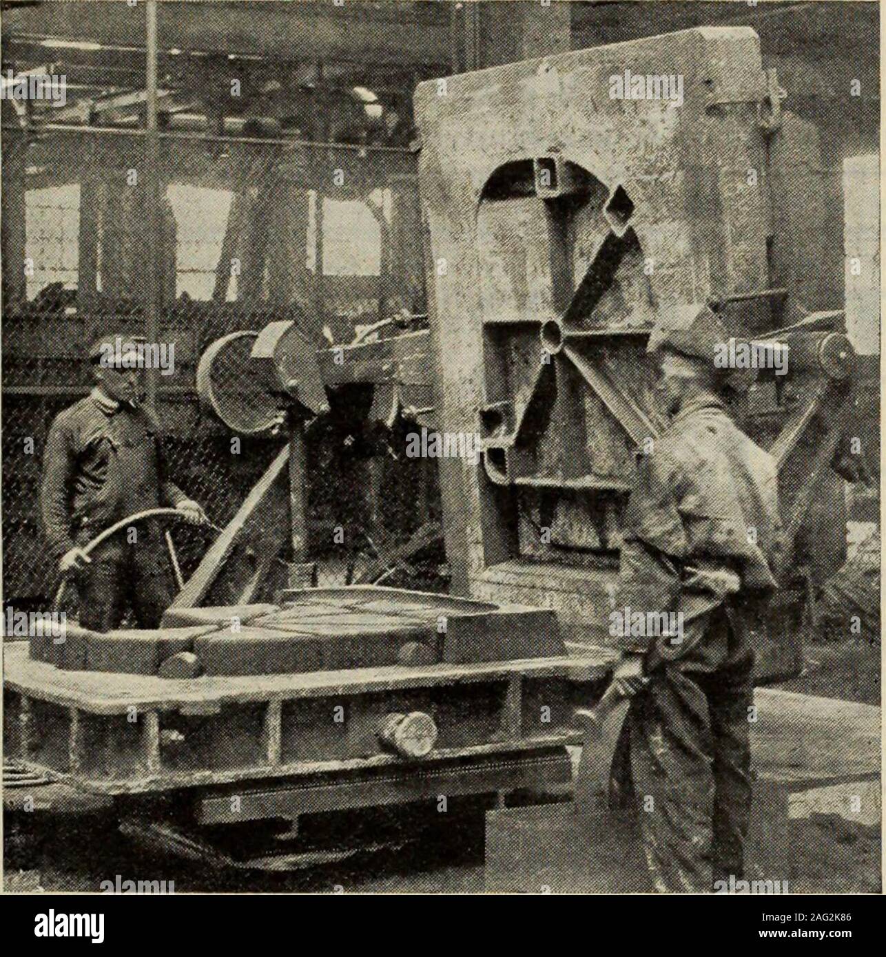 . Canadian fonditore (1921). Forni in acciaio 100 libbre a 15 tonscapacity. La ghisa grigia e fer-ro-lega forni. In dimensioni per adattarsi a cus-tomer. Forni di ottone tre - Fase, instandard dimensioni di %%% e 1 ton ca-pacity. Forno elettrico Ac-cessories ofall tipi. Stime e gen-erale Informationcheerfullygiven. Forno in ottone Della Volta Manufacturing Company, Ltd. Il WELLAND, ont. Ji Novembre, 1921 Canadian fonditore vm ^ffiiltasi iig^^ipwfflBpap^asg "? Mm. Utilizzare questa macchina per ridurre i costi di manodopera un BOUT un 50% di riduzione dei costi in media i posti di lavoro potrebbero essere un•*• *- stima sicuro dove molchng è parte sup Foto Stock