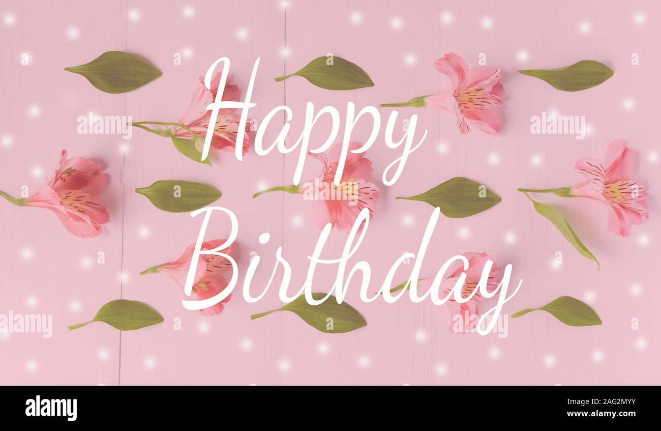 Buon Compleanno A Voi Biglietto Di Auguri In Rosa Con Fiori Alstroemeria E La Scritta Per Una Donna Foto Stock Alamy