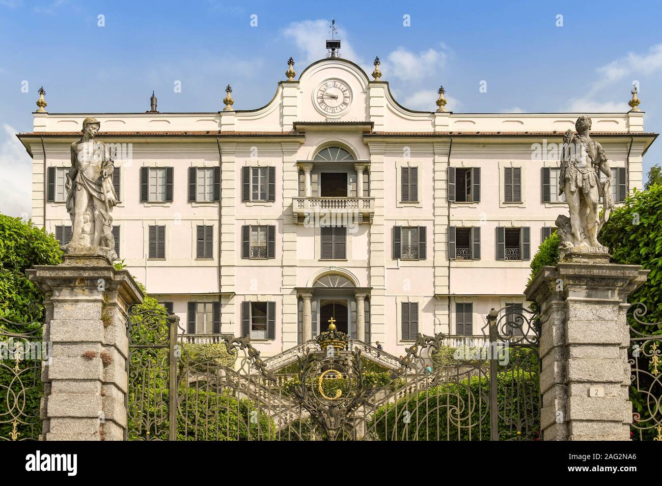 TREMEZZO LAGO DI COMO, Italia - Giugno 2019: cancelli ornamentali e pilastri di pietra di fronte a Villa Carlotta a Tremezzo sul Lago di Como. Foto Stock