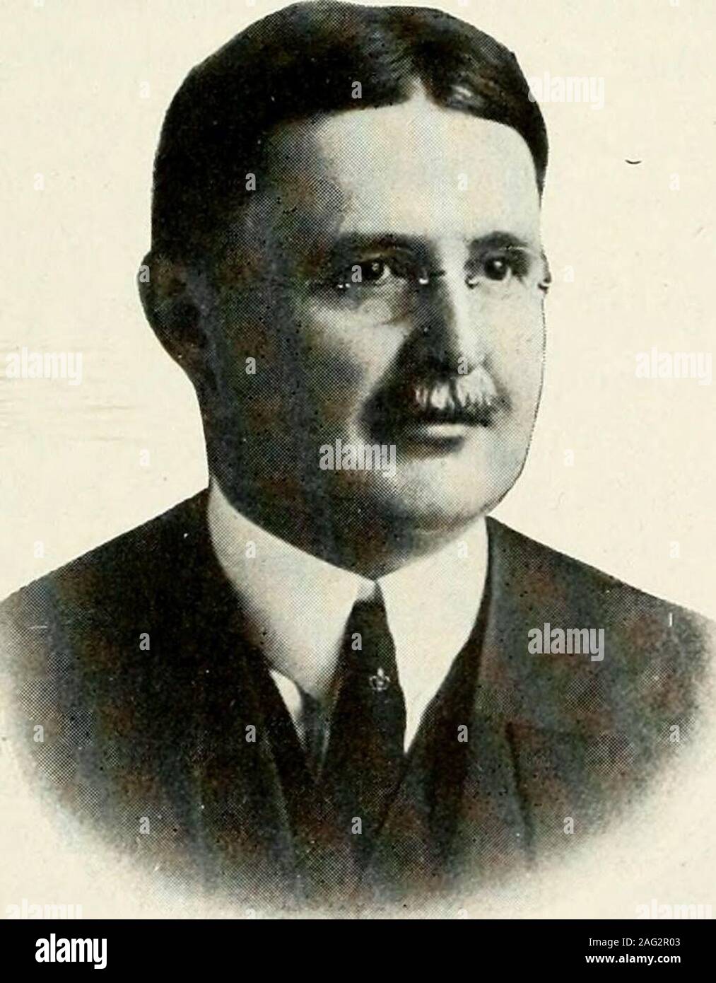 . Scannell's New Jersey prima cittadini : biografie e ritratti di notevole vivono gli uomini e le donne del New Jersey con informazione scorci nello stato della storia e affari. anche anni più tardi ha preso il suo:certificato come consigliere. Professione inBridgeton, fu fatto Solici-tor della città dal ponte-ton Consiglio nel 1892. e hecontinued in che rapporto ONU-til 1899, quando egli è stato nominare-ed Motivi comuni giudice. Da1893 a 1899 fu counselalso alla scheda di Healtli della città di Bridgeton. Duringthese anni ha rappresentato come*counsel molti dei piccoli comuni di Cu Foto Stock