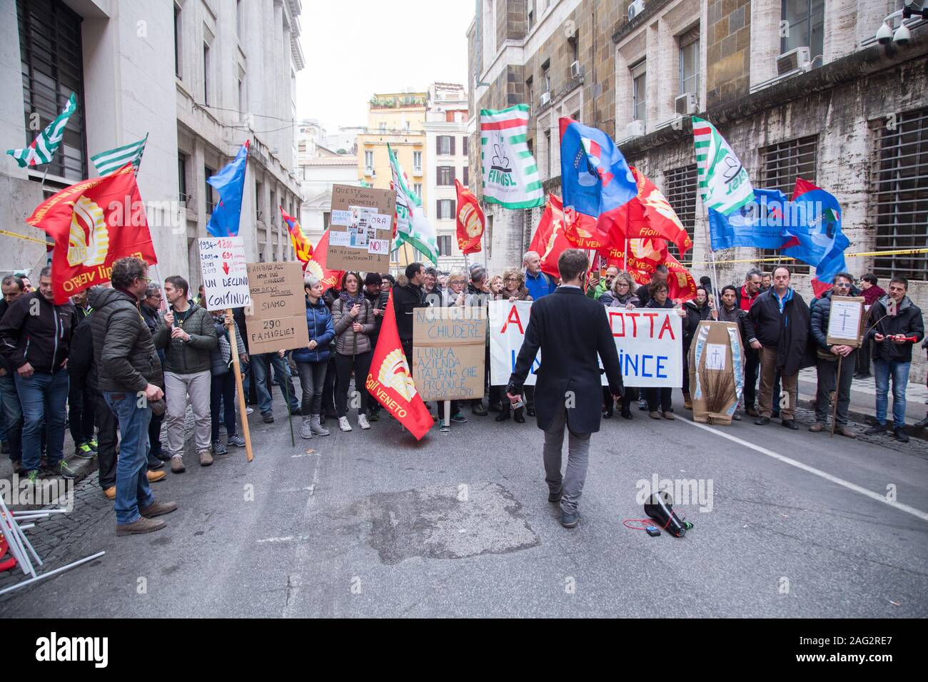 Roma, Italia. Xvii Dec, 2019. I lavoratori della società cinese Wanbao ACC (foto di Matteo Nardone/Pacific Stampa) Credito: Pacific Press Agency/Alamy Live News Foto Stock