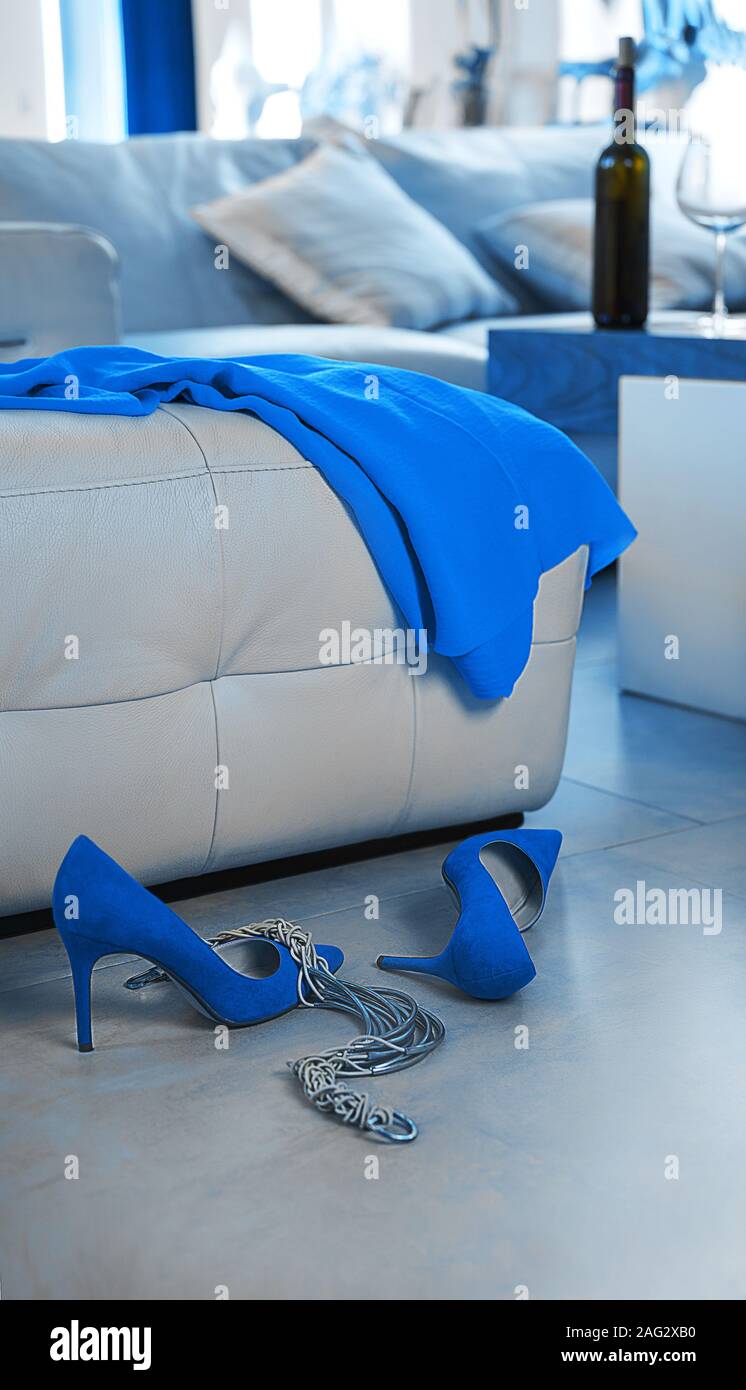 Storia d'amore. Donne alla moda abbigliamento moda: vestito blu, scarpe, gioielli in background interiore con il vino. Il giorno di San Valentino o per Natale Anno Nuovo concetto di partito. Classic colore Blu 2020. Foto Stock