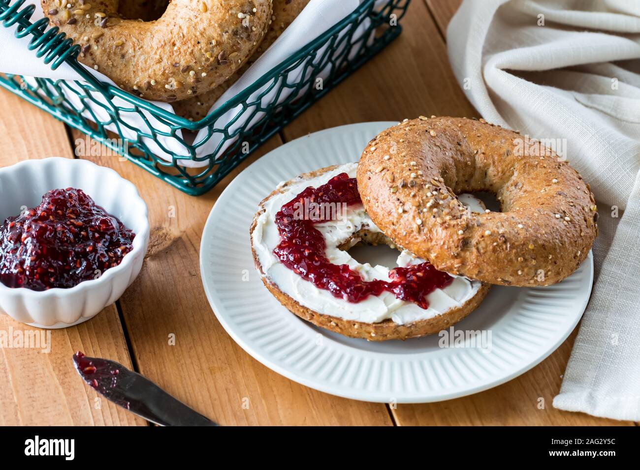 Multigrain bagel e crema di formaggio. Foto Stock