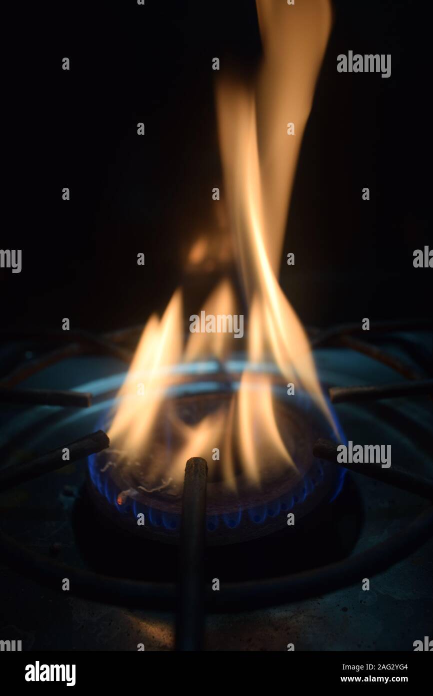 Immagine di un fuoco sul campo di cottura. Foto Stock