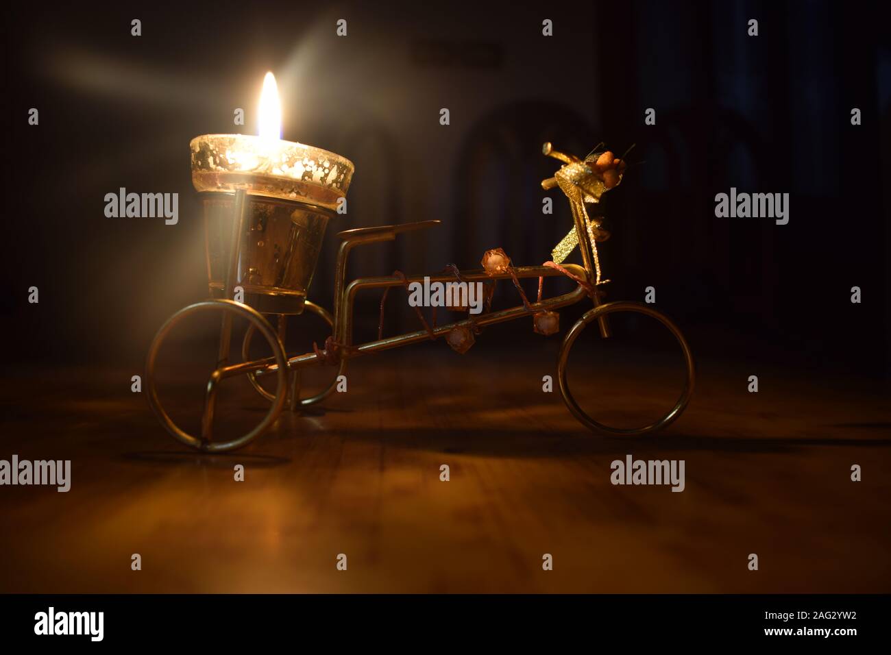 Bel ciclo candela decorazione pezzo nel buio. Foto Stock