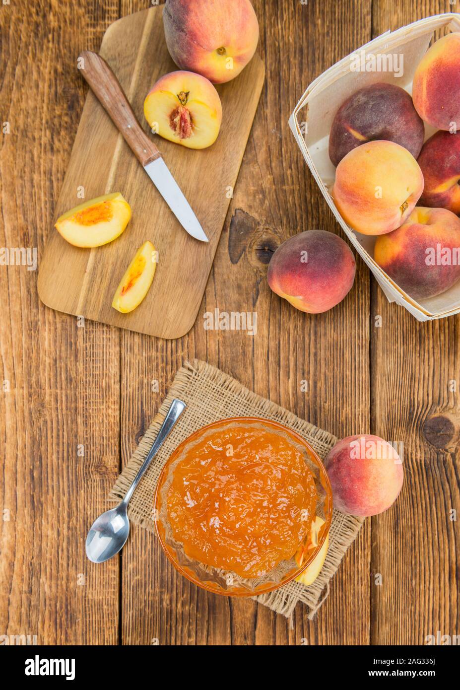 Porzione fresca di confettura di pesche close-up shot; messa a fuoco selettiva Foto Stock