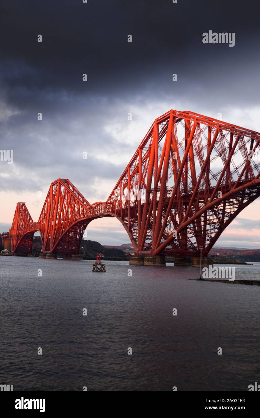 Una delle meraviglie ingegneristiche del mondo avanti il ponticello che porta il traffico ferroviario attraverso il Firth of Forth in Scozia ha aperto nel 1890. Foto Stock