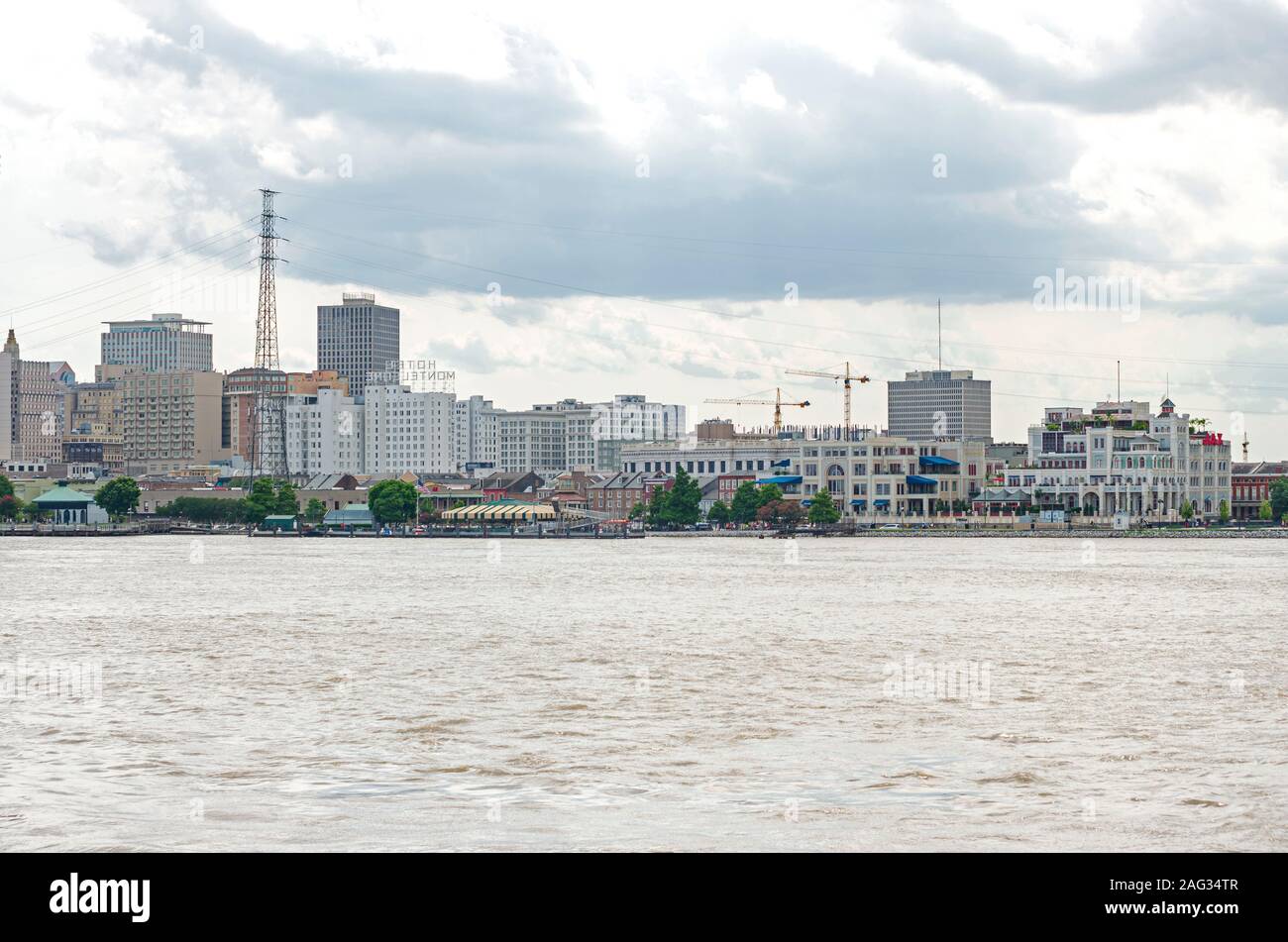 New Orleans, LA/USA - giugno 14, 2019: Skyline di attività commerciali del quartiere e negozi lungo il Riverfront. Foto Stock