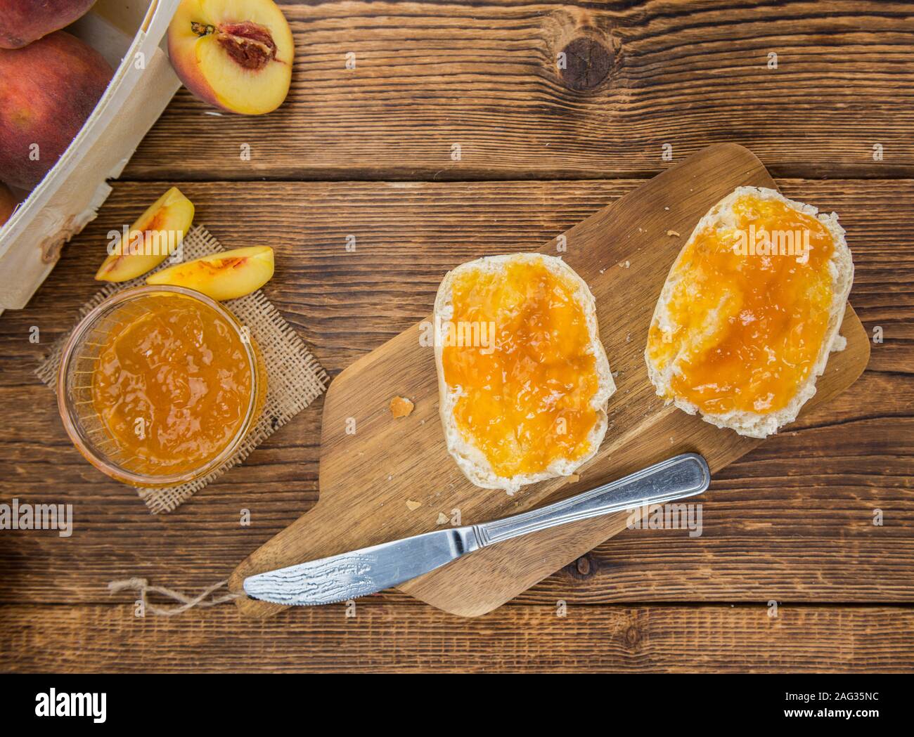 Porzione fresca di confettura di pesche close-up shot; messa a fuoco selettiva Foto Stock