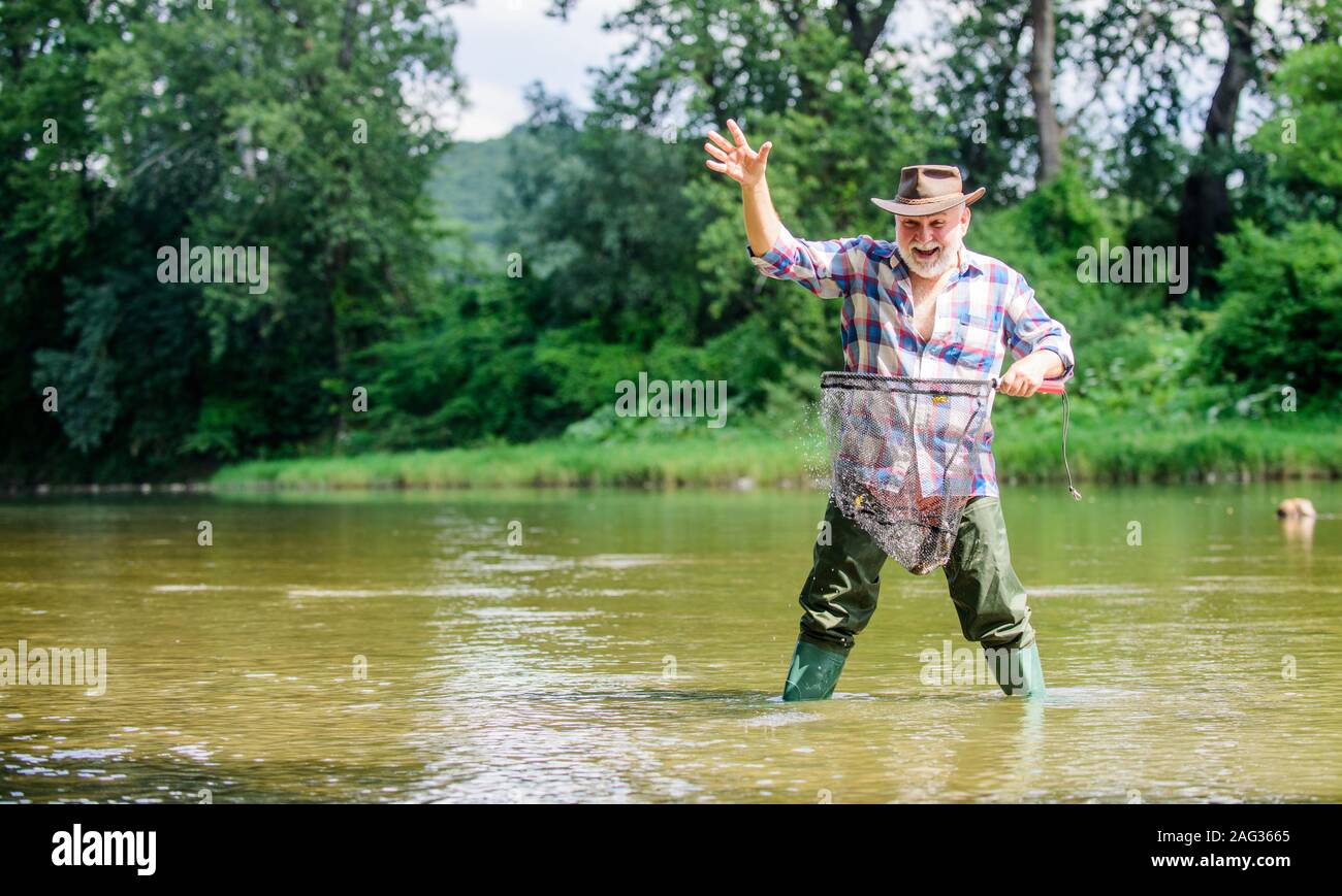 Il giorno in cui finalmente smettere di lavorare. attività sportiva. Trout Bait. pothunter. l uomo per la cattura di pesce. uomo maturo pesca. summer weekend. pescatore con canna da pesca. pensionati barbuto fisher. Big game fishing. Foto Stock