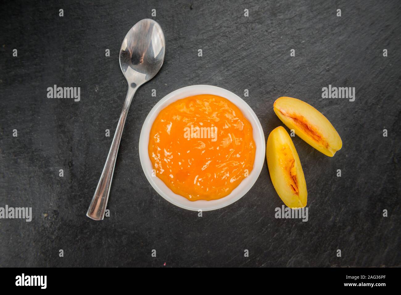 Porzione fresca di confettura di pesche close-up shot; messa a fuoco selettiva Foto Stock