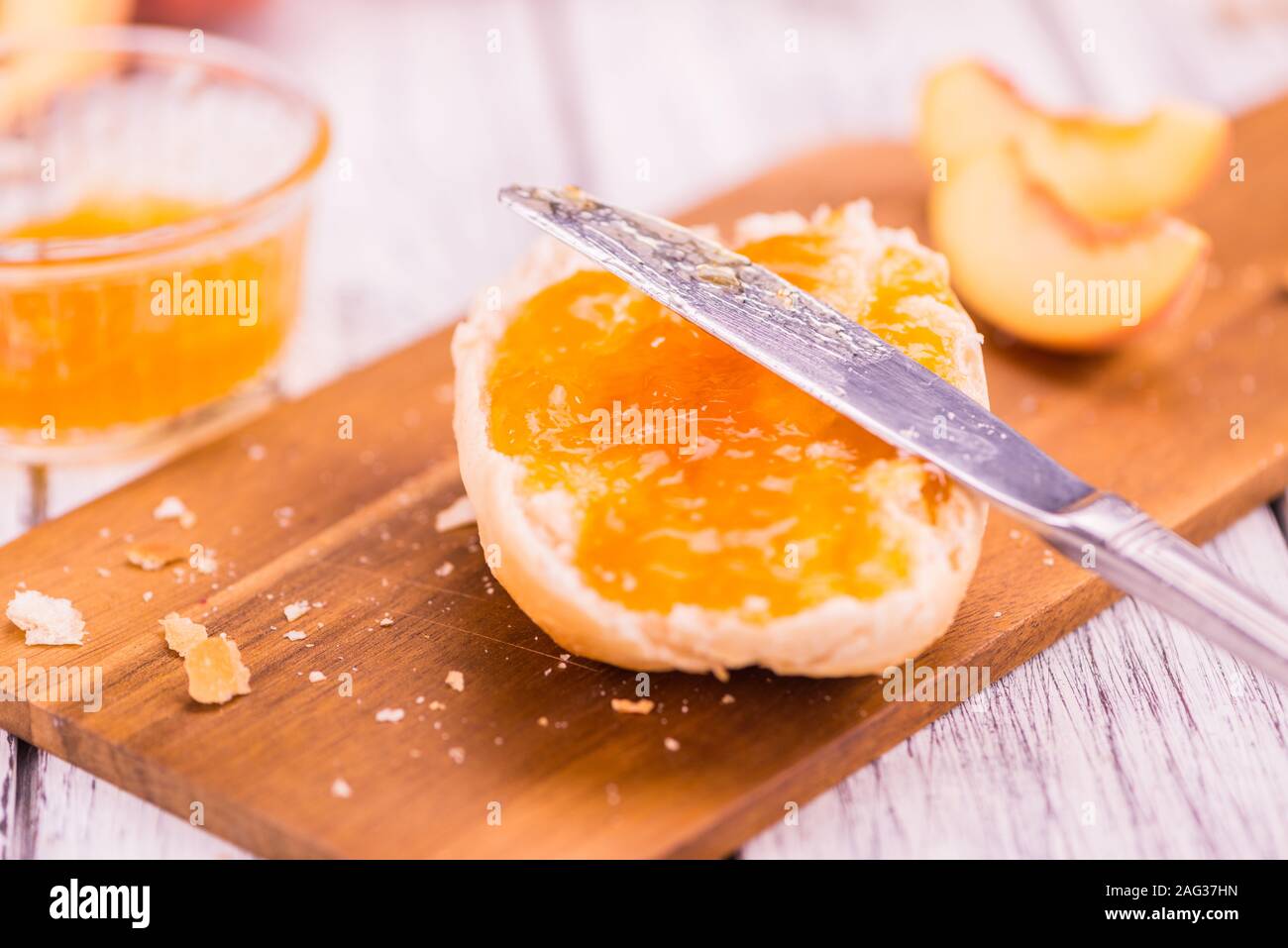 Porzione fresca di confettura di pesche close-up shot; messa a fuoco selettiva Foto Stock