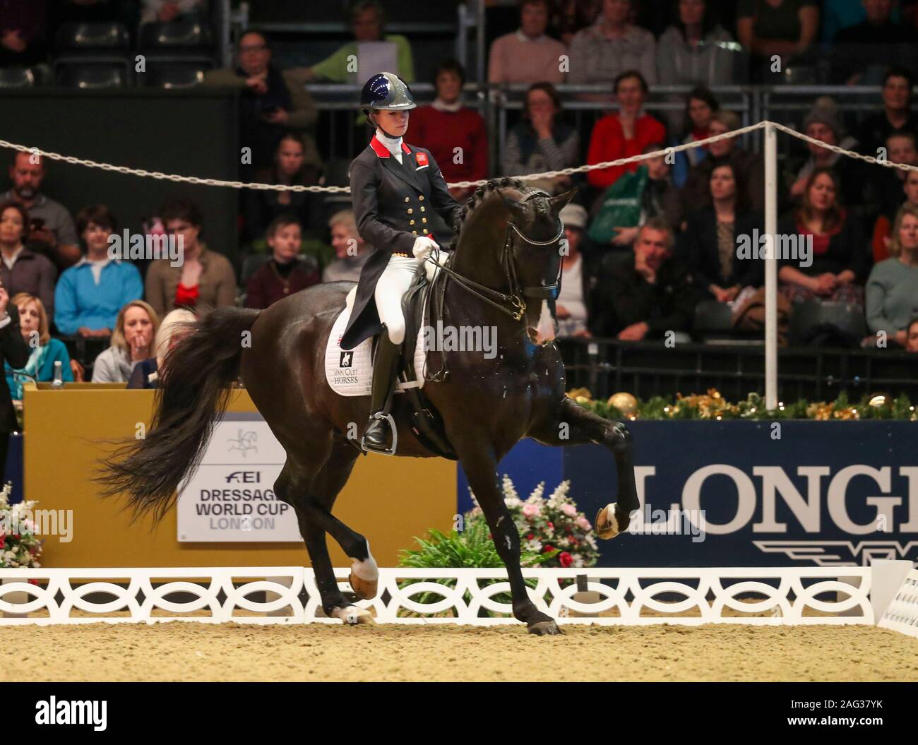 Charlotte rfi Everdale equitazione compete nel FEI Dressage World Cup Grand Prix Freestyle durante il giorno due del London International Horse Show a Olympia di Londra. Foto Stock