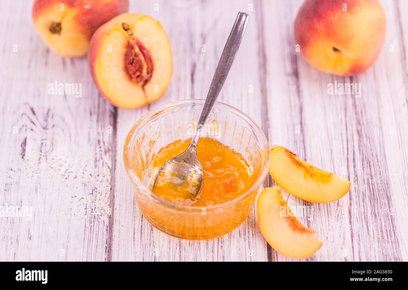 Porzione fresca di confettura di pesche close-up shot; messa a fuoco selettiva Foto Stock