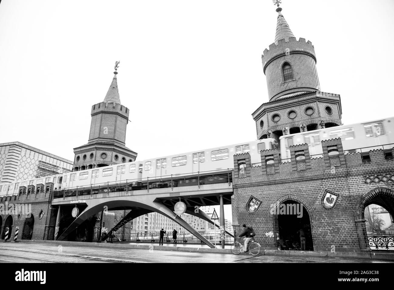 Foto in scala di grigi dello storico ponte Oberbaum di Berlino, Germania Foto Stock