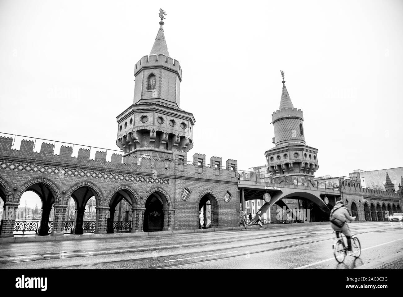 Foto in scala di grigi dello storico ponte Oberbaum di Berlino, Germania Foto Stock