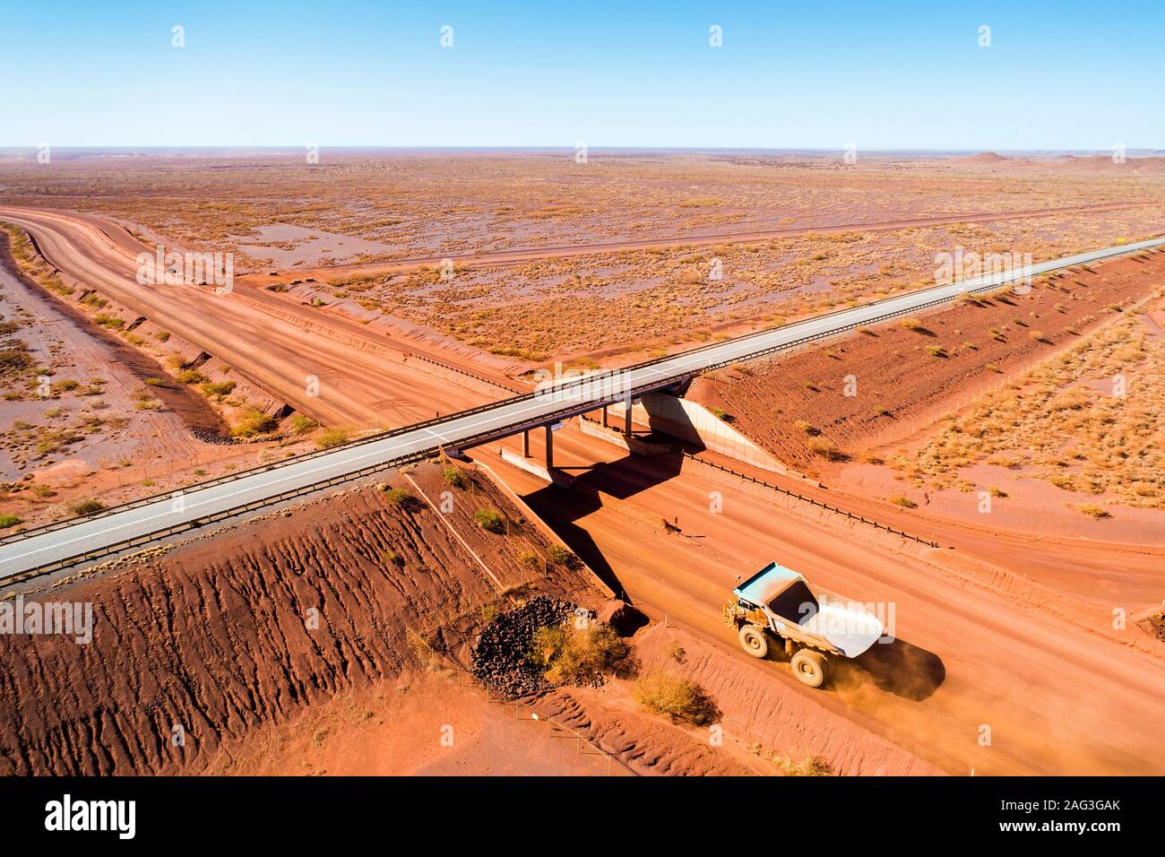 Vista aerea del ponte Patterson mining haul road cavalcavia e cala di vuoto carrello, Great Northern Highway, Sud Kimberley, Australia occidentale Foto Stock