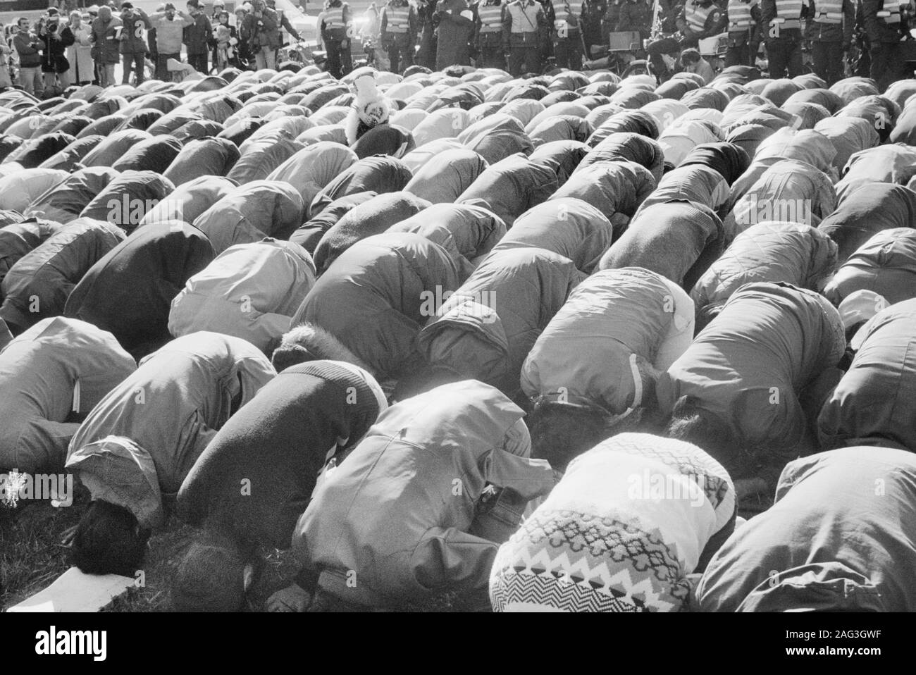 Gli uomini si inchinano in preghiera presso un Iran crisi degli ostaggi manifestazione studentesca, Washington D.C., USA, fotografia di Marion S. Trikosko, Novembre 30, 1979 Foto Stock