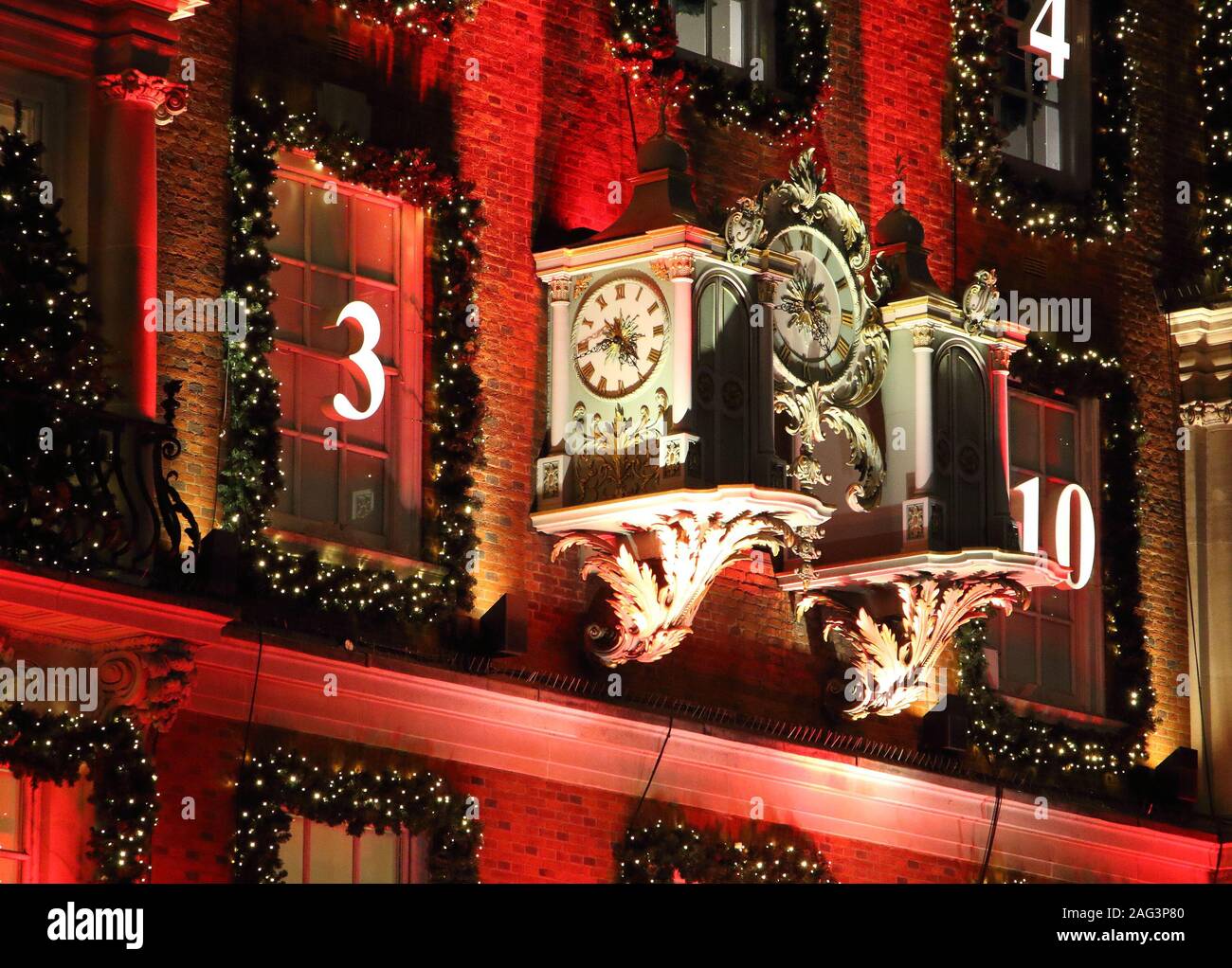 London sistemazione department store Fortnum & Mason a Piccadilly è stata trasformata in un gigantesco calendario dell'avvento di questo Natale. La sua facciata iconico è bagnata in rosso con le sue finestre decorate e numerati come un tradizionale calendario dell'Avvento. La finestra Visualizza si trovano anche alcuni dei migliori nella capitale per la stagione festiva. Foto Stock