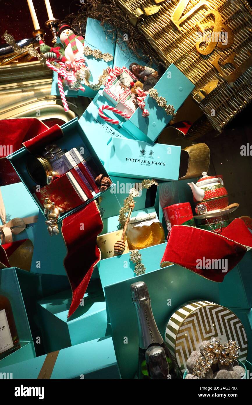 La finestra di visualizzazione decorato per il natale.London sistemazione department store Fortnum & Mason a Piccadilly è stata trasformata in un gigantesco calendario dell'avvento di questo Natale. La sua facciata iconico è bagnata in rosso con le sue finestre decorate e numerati come un tradizionale calendario dell'Avvento. La finestra Visualizza si trovano anche alcuni dei migliori nella capitale per la stagione festiva. Foto Stock