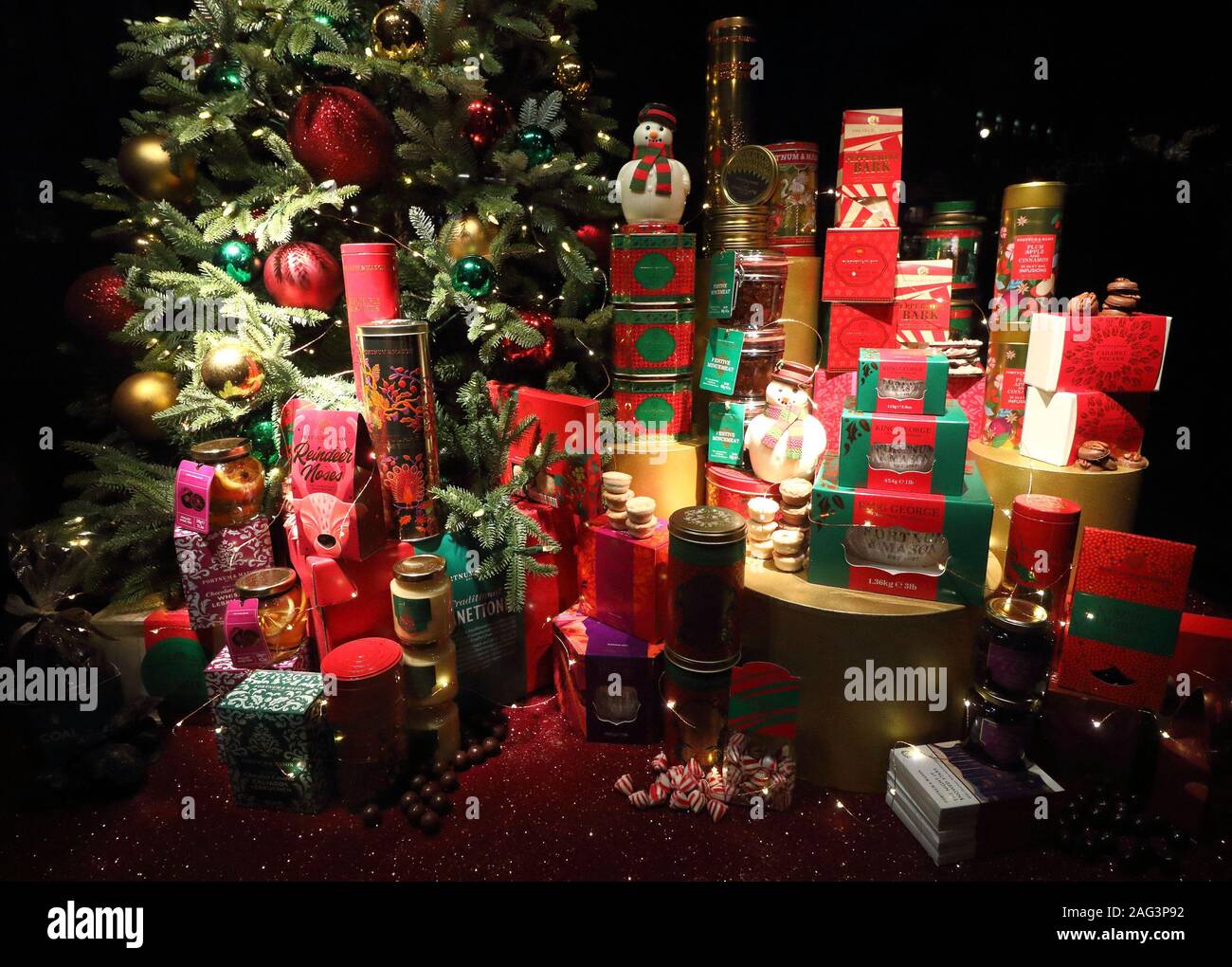 La finestra di visualizzazione decorato per il natale.London sistemazione department store Fortnum & Mason a Piccadilly è stata trasformata in un gigantesco calendario dell'avvento di questo Natale. La sua facciata iconico è bagnata in rosso con le sue finestre decorate e numerati come un tradizionale calendario dell'Avvento. La finestra Visualizza si trovano anche alcuni dei migliori nella capitale per la stagione festiva. Foto Stock