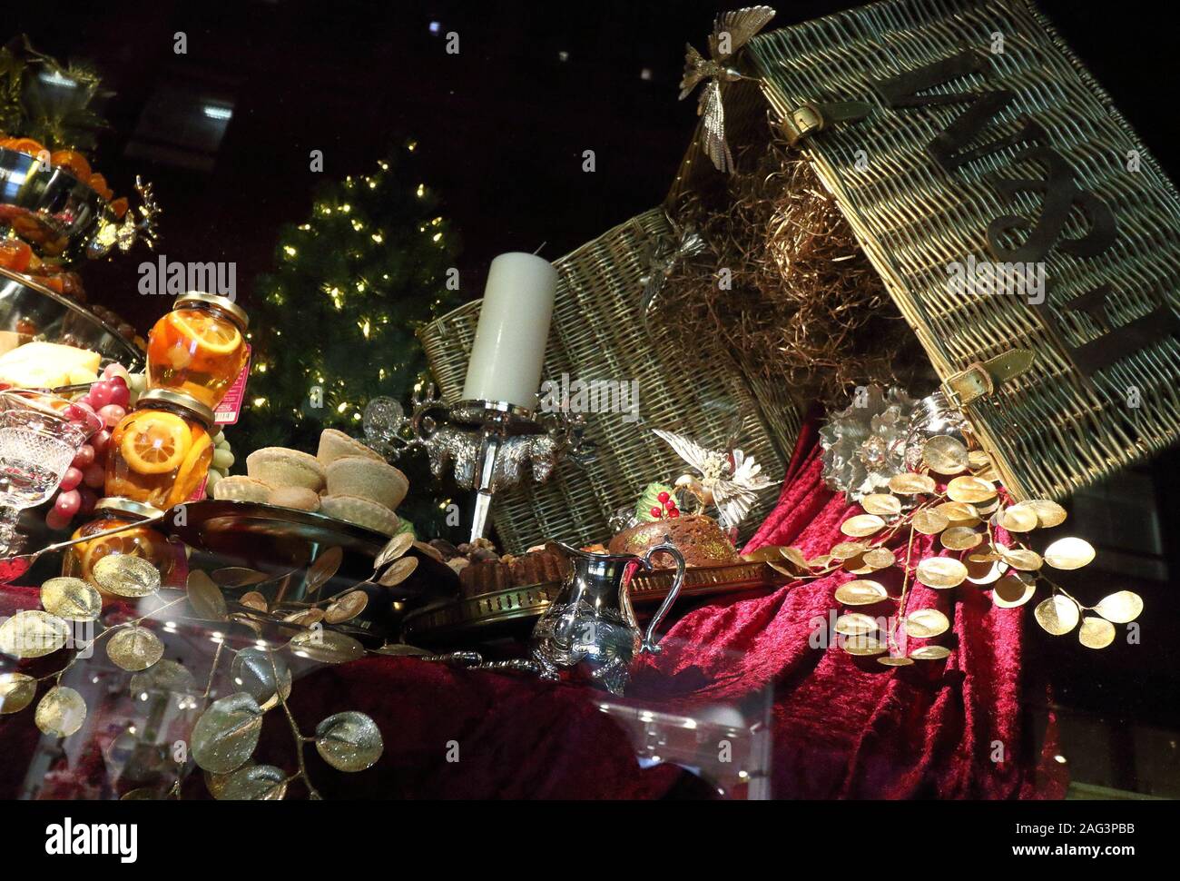 La finestra di visualizzazione decorato per il natale.London sistemazione department store Fortnum & Mason a Piccadilly è stata trasformata in un gigantesco calendario dell'avvento di questo Natale. La sua facciata iconico è bagnata in rosso con le sue finestre decorate e numerati come un tradizionale calendario dell'Avvento. La finestra Visualizza si trovano anche alcuni dei migliori nella capitale per la stagione festiva. Foto Stock