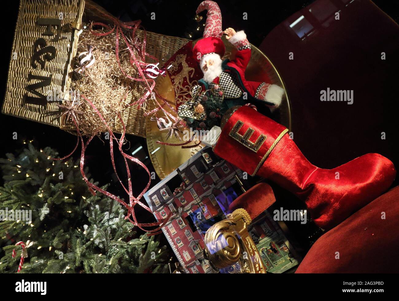 La finestra di visualizzazione decorato per il natale.London sistemazione department store Fortnum & Mason a Piccadilly è stata trasformata in un gigantesco calendario dell'avvento di questo Natale. La sua facciata iconico è bagnata in rosso con le sue finestre decorate e numerati come un tradizionale calendario dell'Avvento. La finestra Visualizza si trovano anche alcuni dei migliori nella capitale per la stagione festiva. Foto Stock