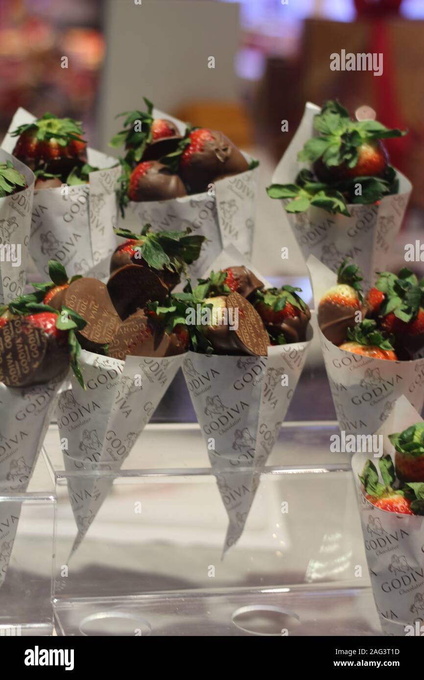 Colpo verticale di fragole ricoperte di cioccolato in coni di carta presi A Las Vegas Foto Stock