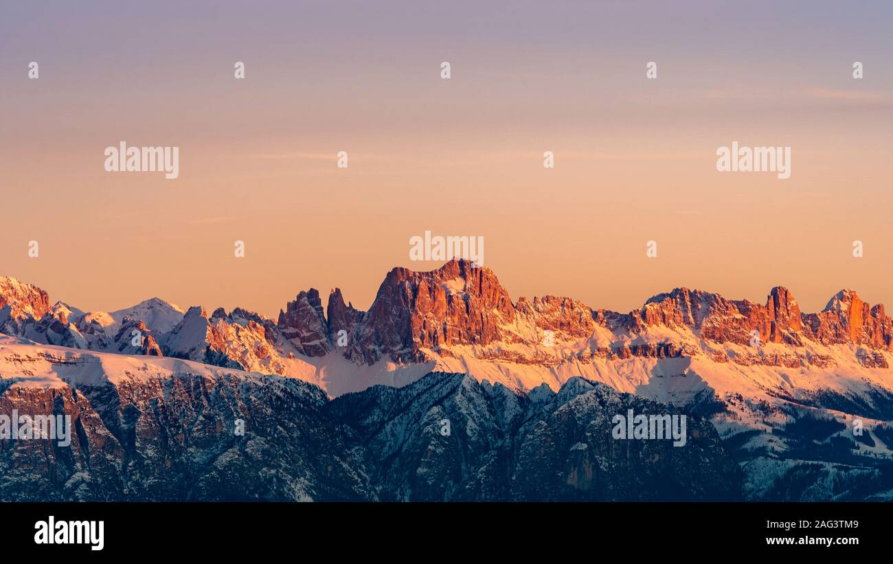 Montagna rocciosa con un bellissimo tramonto rosa Foto Stock