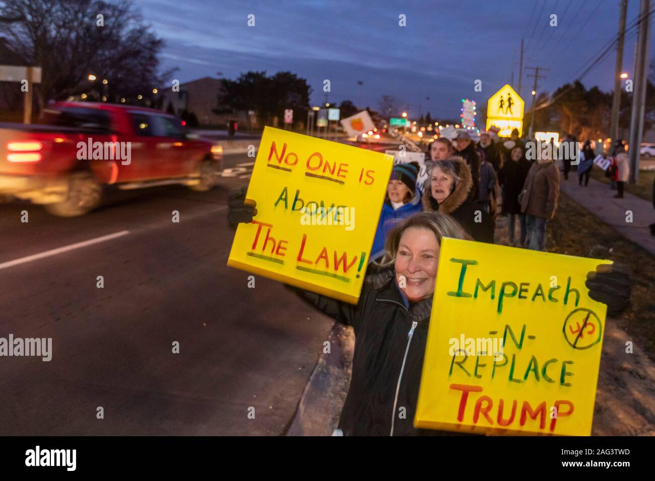 Rochester Hills, Michigan, Stati Uniti d'America - 17 dicembre 2019 - Diverse centinaia di manifestanti, quasi tutto bianco, ha esortato l'impeachment del Presidente Trump. Essi sono stati al di fuori dell'ufficio di sost. Elissa Slotkin, un democratico eletto nel 2018 per rappresentare un quartiere che ha votato per Trump nel 2016. Il rally è stato uno dei più di 500 pro-impeachment raduni programmati in tutti i 50 Stati. Credito: Jim West/Alamy Live News Foto Stock