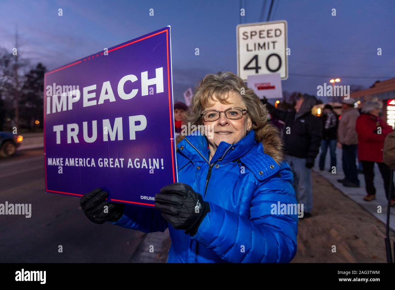 Rochester Hills, Michigan, Stati Uniti d'America - 17 dicembre 2019 - Diverse centinaia di manifestanti, quasi tutto bianco, ha esortato l'impeachment del Presidente Trump. Essi sono stati al di fuori dell'ufficio di sost. Elissa Slotkin, un democratico eletto nel 2018 per rappresentare un quartiere che ha votato per Trump nel 2016. Il rally è stato uno dei più di 500 pro-impeachment raduni programmati in tutti i 50 Stati. Credito: Jim West/Alamy Live News Foto Stock