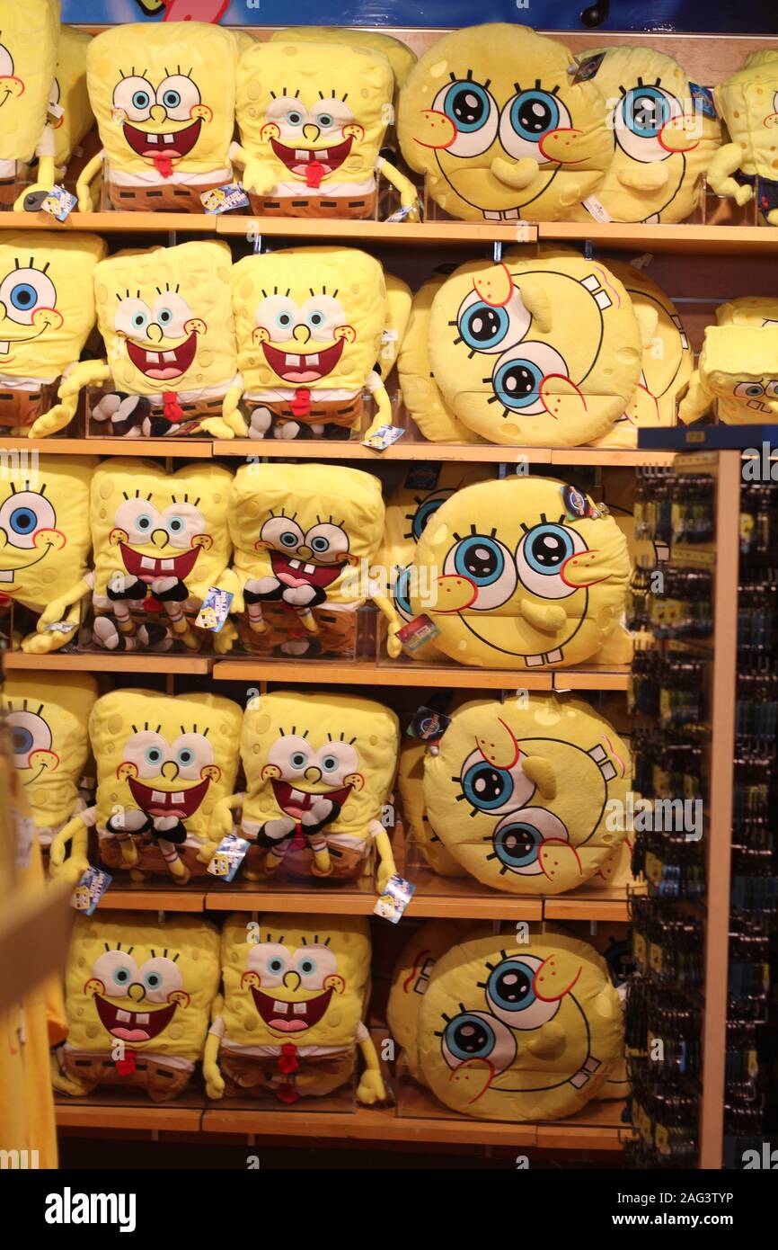 Immagine verticale di un negozio pieno di bambole Sponge Bob Foto Stock
