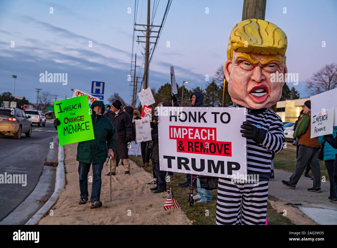 Rochester Hills, Michigan, Stati Uniti d'America - 17 dicembre 2019 - Diverse centinaia di manifestanti, quasi tutto bianco, ha esortato l'impeachment del Presidente Trump. Essi sono stati al di fuori dell'ufficio di sost. Elissa Slotkin, un democratico eletto nel 2018 per rappresentare un quartiere che ha votato per Trump nel 2016. Il rally è stato uno dei più di 500 pro-impeachment raduni programmati in tutti i 50 Stati. Credito: Jim West/Alamy Live News Foto Stock